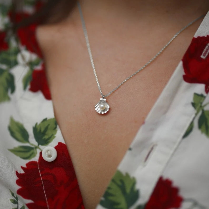 14K Gold Pearl SeaShell Pendant Necklace