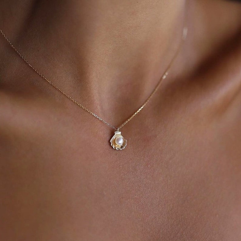 14K Gold Pearl SeaShell Pendant Necklace