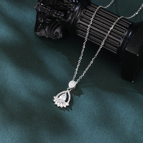925 Sterling Silver Elegant Pear-shaped Zircon Pendant Necklace In Plated with White Gold