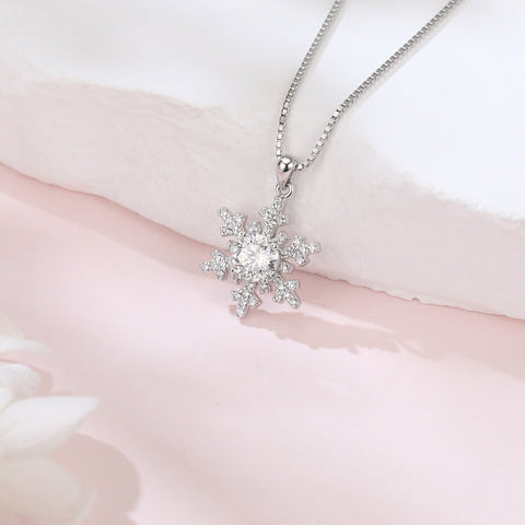 925 Sterling Silver Elegant Snowflake Moissanite Pendant Necklace In Sterling Silver