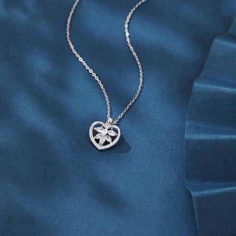 925 Sterling Silver Elegant Silver Heart-shaped Zircon Floral Pendant Necklace