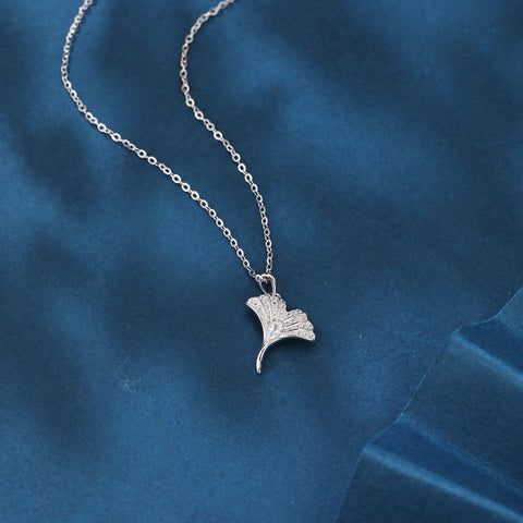 925 Sterling Silver Elegant Heart-shaped Zircon Pendant Necklace With Delicate Silver Chain And Fan-design Accents