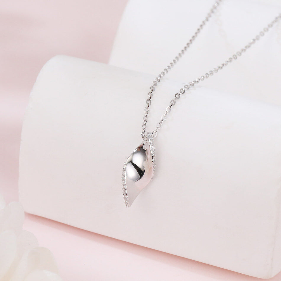 925 Sterling Silver Elegant Teardrop Zircon Necklace With Modern Wavy Design And Sparkling Accents